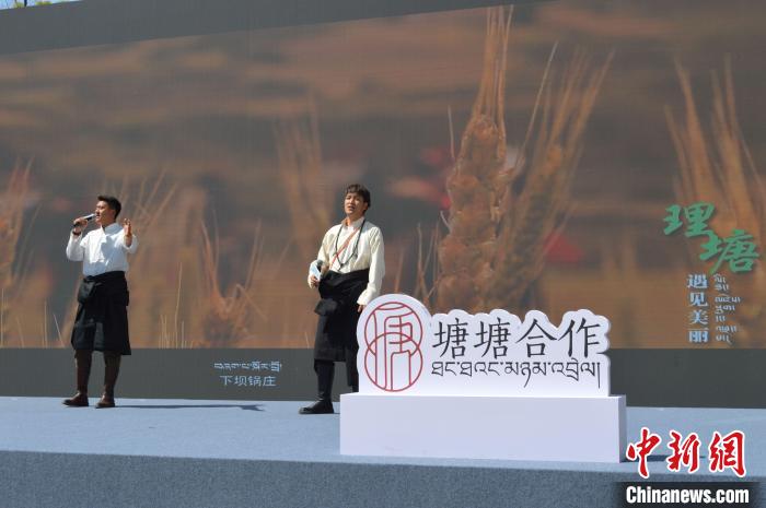 “康巴漢子”現(xiàn)場(chǎng)獻(xiàn)唱?！≈炝杞?攝