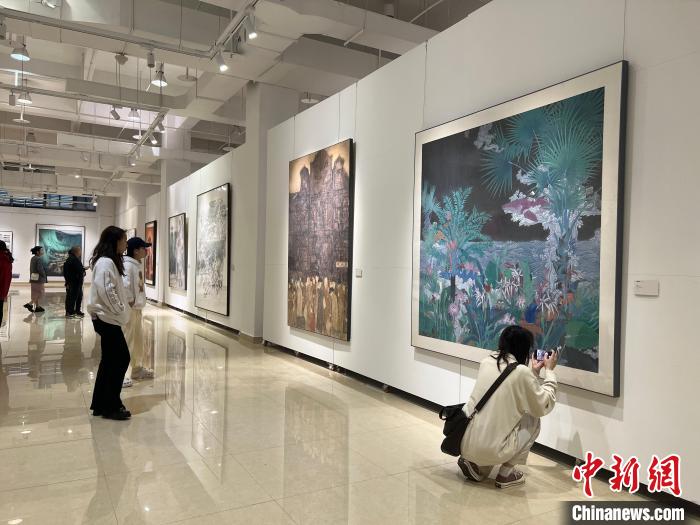 圖為全國青年教師中國畫學(xué)術(shù)邀請展吸引學(xué)生觀展?！＄婌?攝