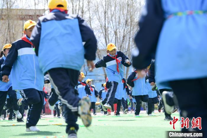 圖為學生在跳繩教練齊景龍的指導下做準備運動?！∝暩聛硭?攝