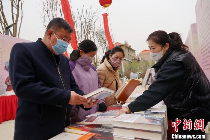 圖為民眾在活動現(xiàn)場購書?！●R銘言 攝