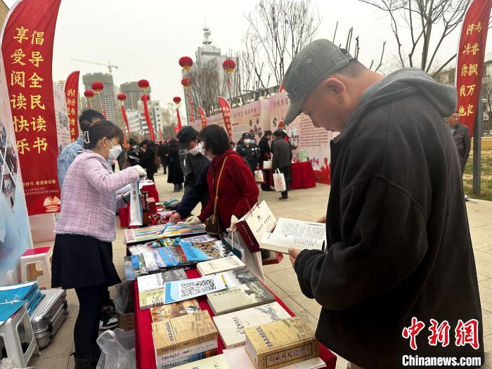 圖為民眾在活動現(xiàn)場讀書、購書?！±铍h 攝
