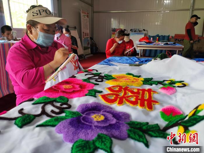 圖為婦女制作青繡。　張?zhí)砀?攝