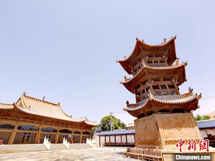 圖為阿河灘清真寺局部?！?zhí)砀?攝