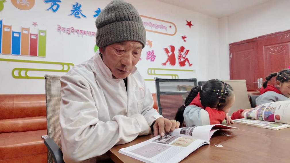 一位當(dāng)?shù)卮迕窈秃⒆觽冊(cè)谀良視?shū)屋里盡情享受閱讀時(shí)光。申扎縣融媒體中心供圖