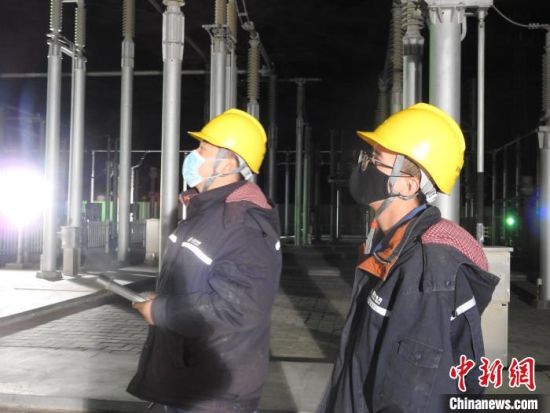 圖為5月10日凌晨，國(guó)網(wǎng)青海檢修公司柴達(dá)木換流站運(yùn)維人員在進(jìn)行柴拉直流系統(tǒng)停電操作?！∫杂?攝