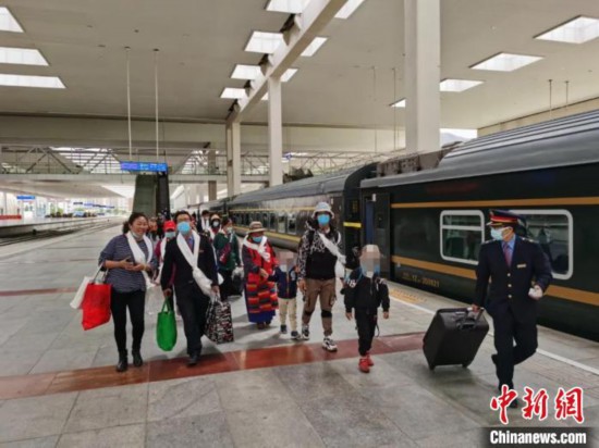 圖為拉薩車站工作人員為西藏先心病患兒和陪同人員提供“綠色”接力幫扶，并開通了專門通道，讓他們快速進站上車。拉薩車站 供圖