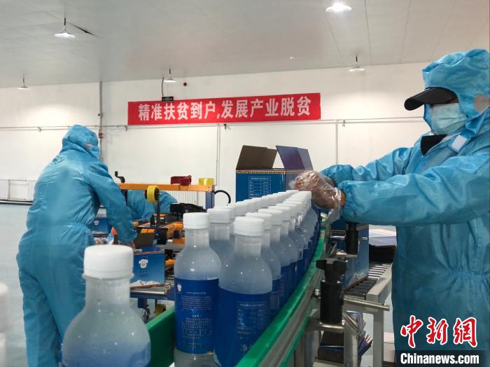 圖為阿里地區(qū)措勤縣某飲用水加工公司，該公司以“基地+公司+貧困民眾”為運營模式，帶動貧困民眾68戶232人?！≈x牧 攝