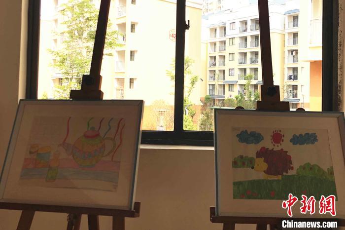 圖為會澤縣城易地扶貧搬遷點一所小學內擺放著的學生畫作。　繆超 攝