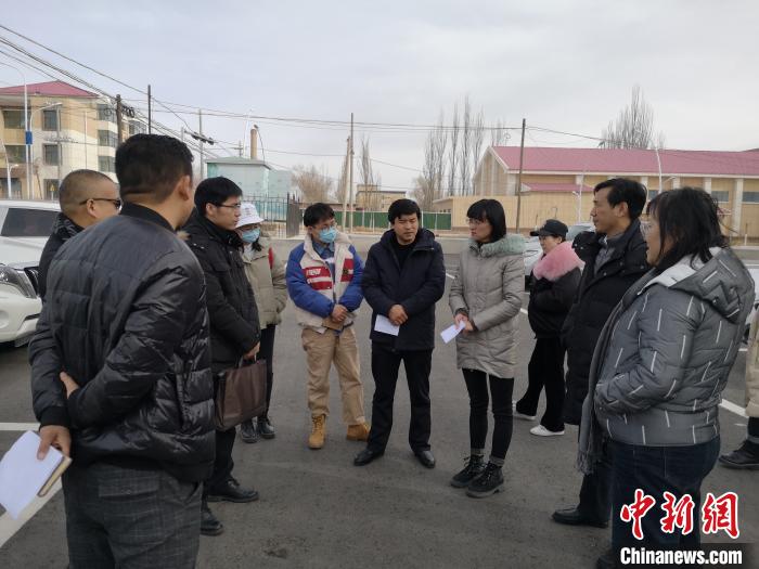圖為青海大學(xué)工作人員正在現(xiàn)場(chǎng)考察該項(xiàng)目進(jìn)行情況?！±罱瓕?攝
