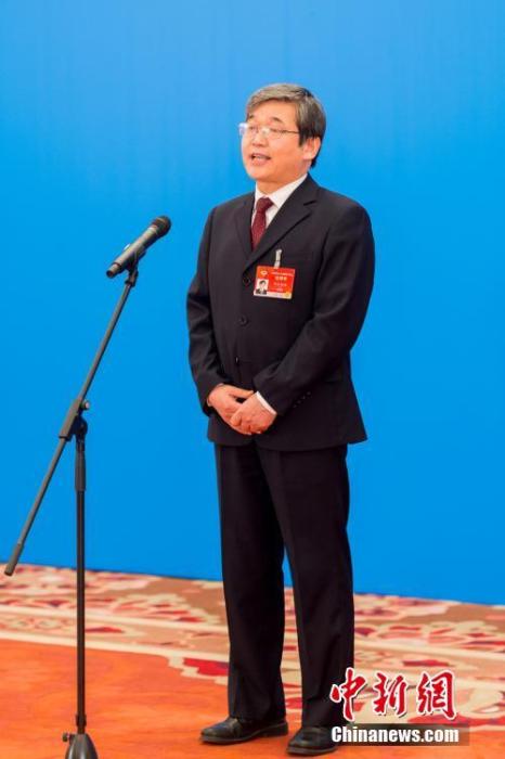 3月10日，全國(guó)政協(xié)十三屆四次會(huì)議第三場(chǎng)“委員通道”采訪活動(dòng)在北京人民大會(huì)堂新聞發(fā)布廳舉行。圖為全國(guó)政協(xié)委員阿拉坦倉(cāng)通過(guò)網(wǎng)絡(luò)視頻方式接受媒體采訪。<a target='_blank' ><p  align=