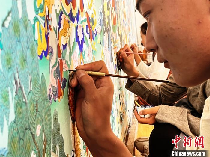 圖為畫師繪畫唐卡?！●R文莉 供圖