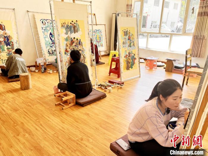 圖為畫室內(nèi)學(xué)徒練習(xí)繪畫唐卡?！●R文莉 供圖