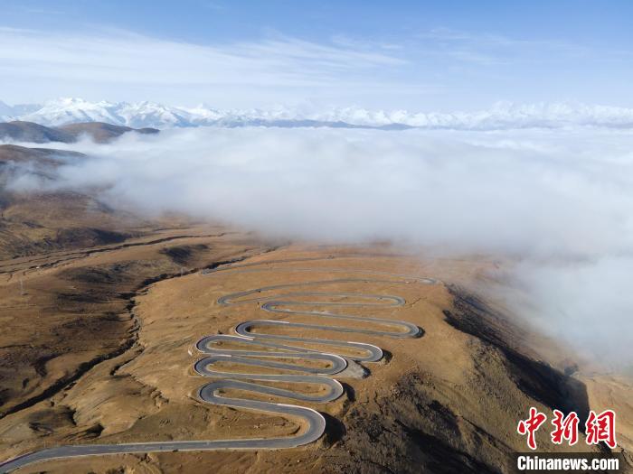 圖為西藏定日縣，前往珠穆朗瑪峰大本營(yíng)蜿蜒的公路與云海。　江飛波 攝