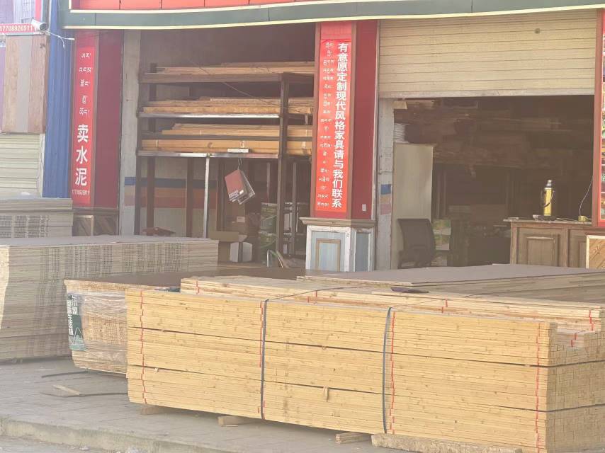 白朗縣頗羅鼐大道西段人行道擺放建材。圖片由留言網(wǎng)友提供