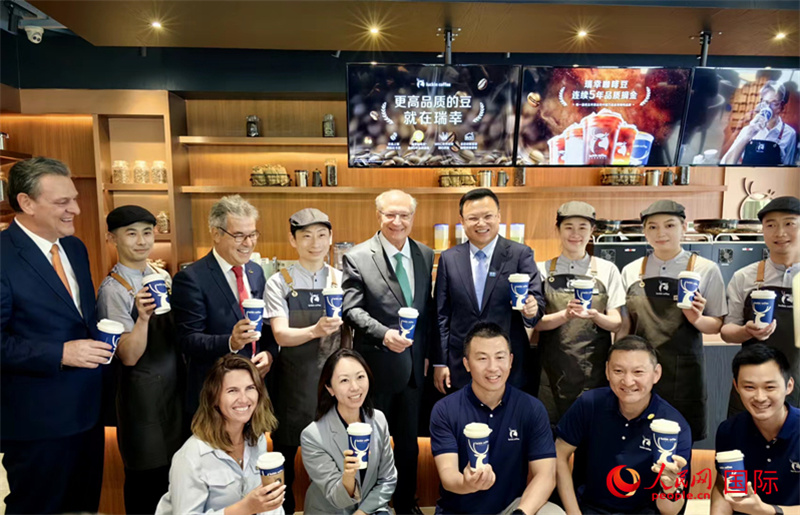 巴西副總統(tǒng)阿爾克明在北京某咖啡店推廣巴西咖啡。人民網(wǎng)記者 符園園攝