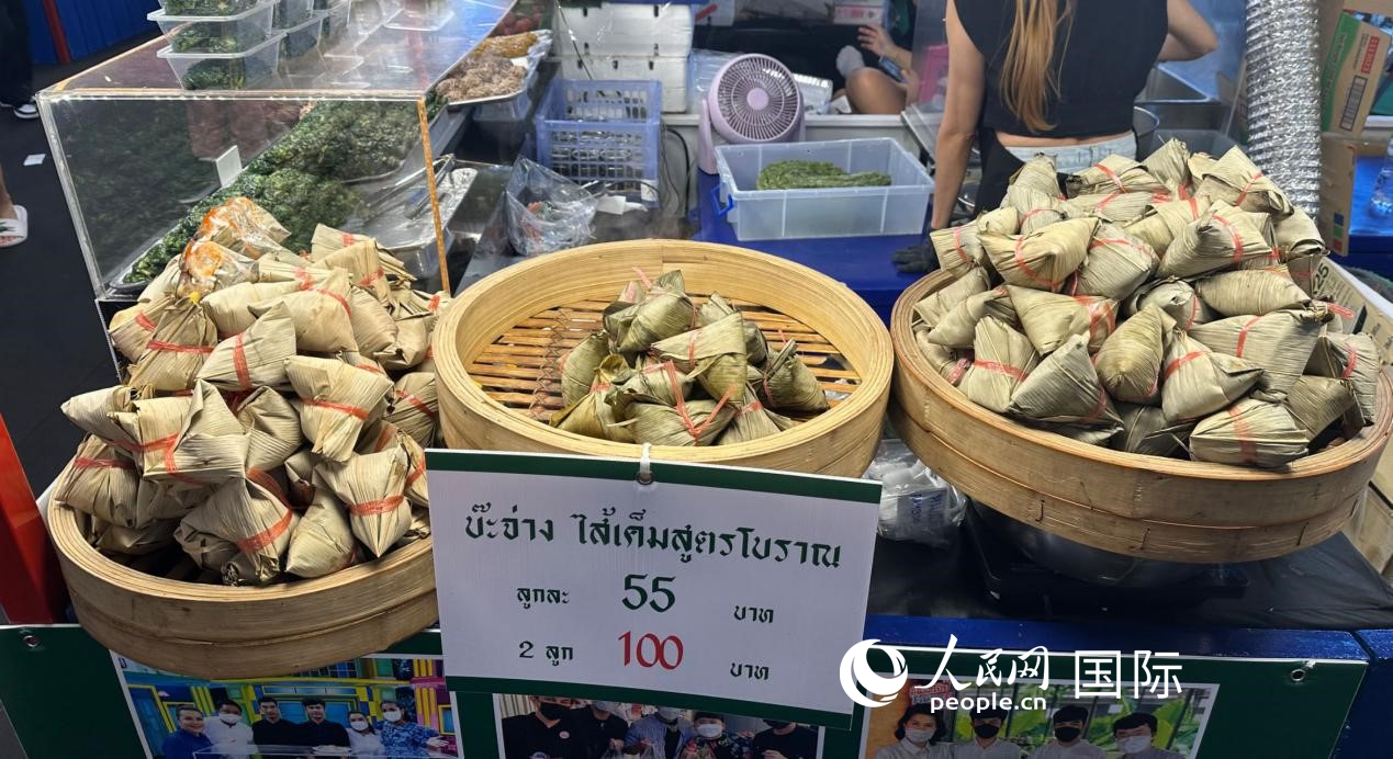 泰國(guó)街頭小吃店售賣粽子。人民網(wǎng)記者 簡(jiǎn)承淵攝
