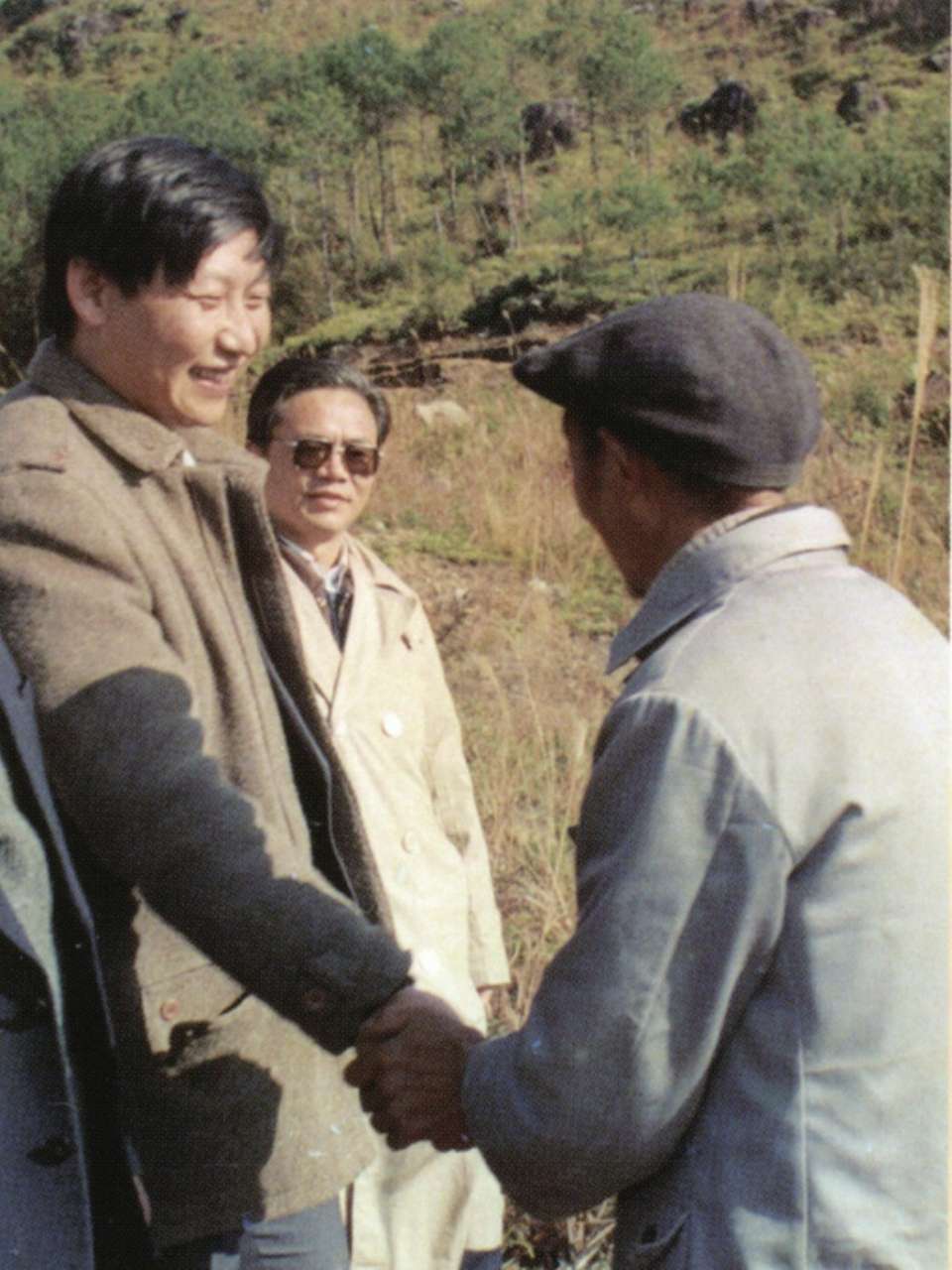 1989年1月，習近平到周寧縣走訪種林專業(yè)戶。（圖源：《習近平在寧德》）