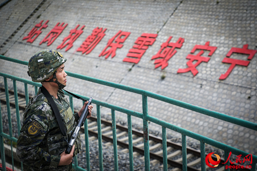 武警西藏總隊拉薩支隊執(zhí)勤八大隊官兵在鐵路旁執(zhí)勤。支翔宇 攝