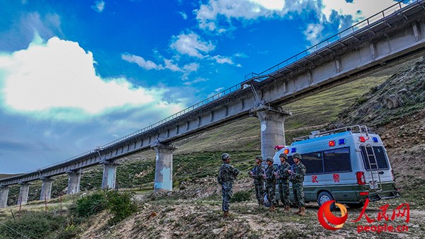 武警西藏總隊拉薩支隊執(zhí)勤八大隊官兵進(jìn)行護(hù)路演練以應(yīng)對突發(fā)情況。張磊 攝
