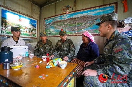 武警西藏總隊拉薩支隊執(zhí)勤八大隊官兵慰問藏族老人。何騰海 攝