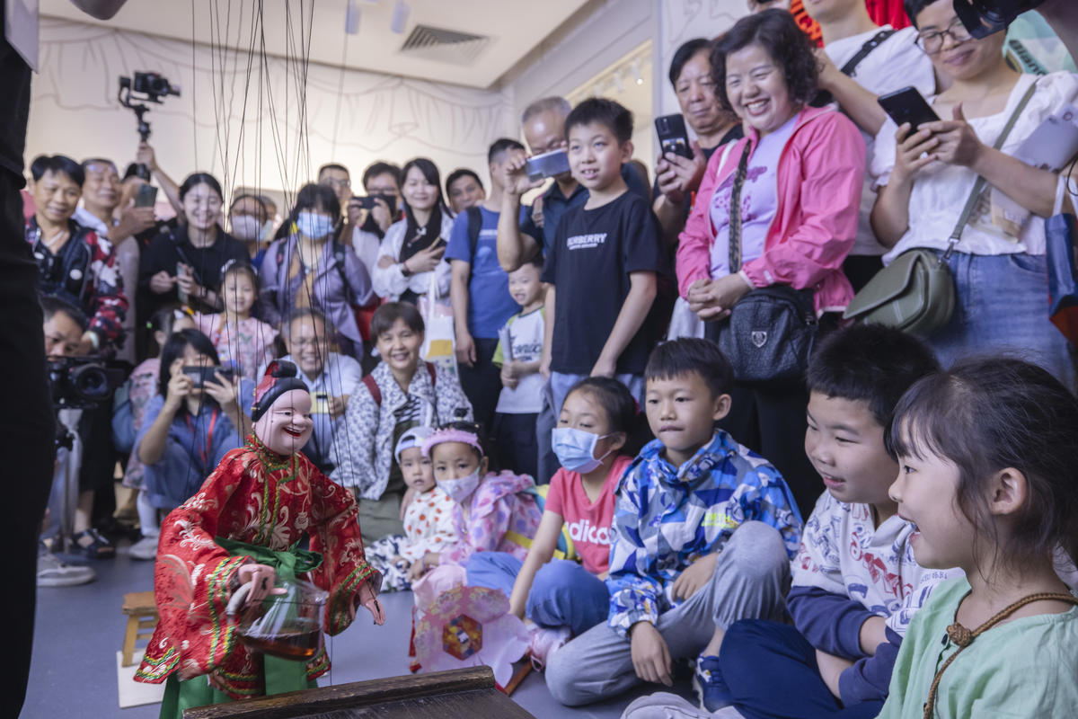 5月1日，廣州市白鵝潭大灣區(qū)藝術(shù)中心非物質(zhì)文化遺產(chǎn)館內(nèi)，精彩的梅縣提線木偶戲表演吸引了眾多游客駐足觀賞。 來源：人民圖片網(wǎng)