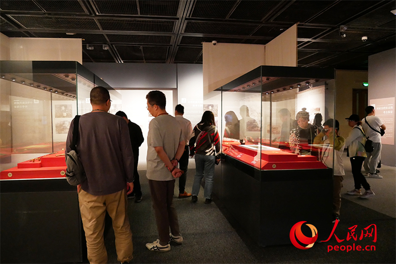 “五一”假期，游客在首都博物館參觀(guān)展覽。人民網(wǎng)記者 韋衍行攝