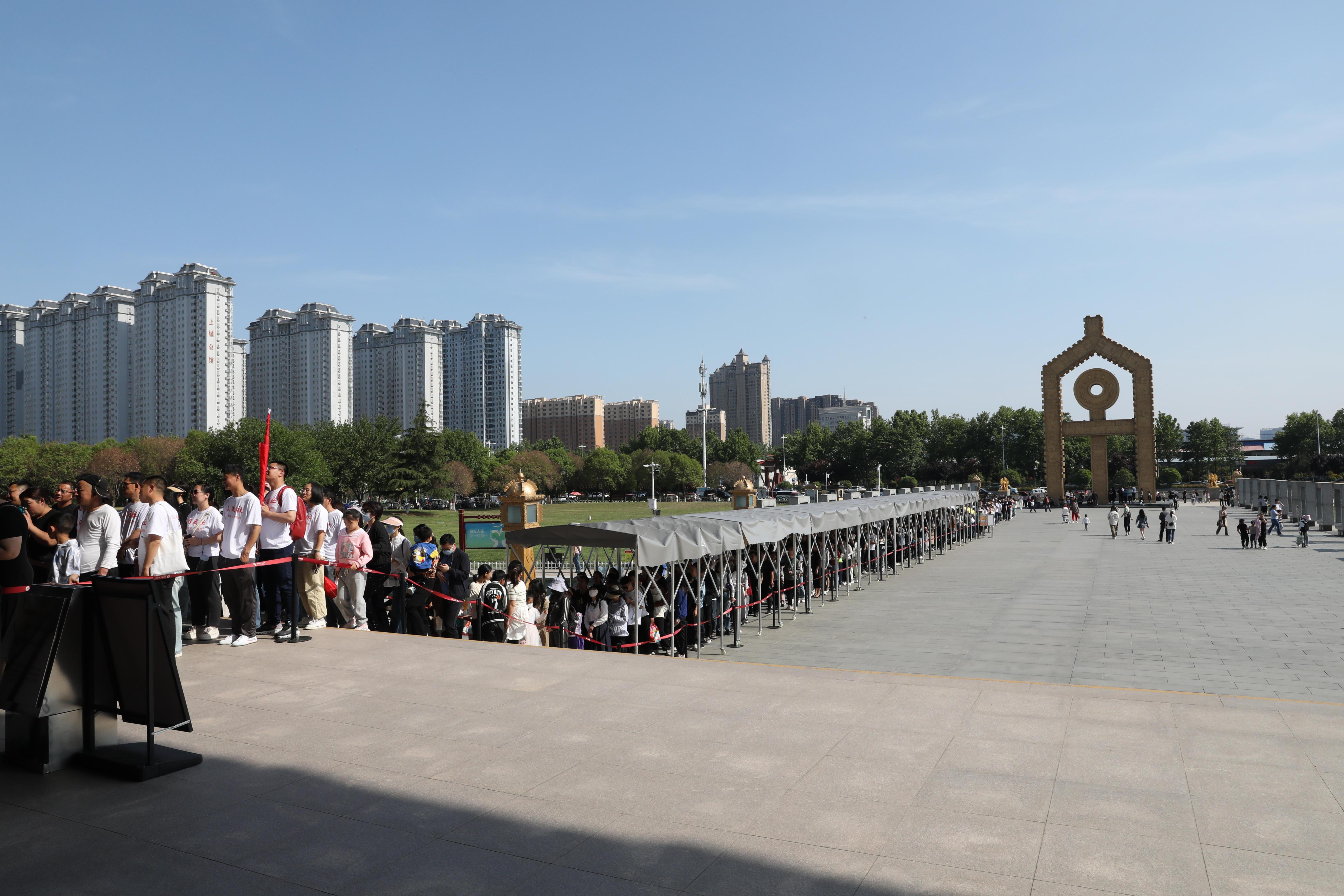 “五一”期間，中國文字博物館外游客有序排隊。中國文字博物館供圖