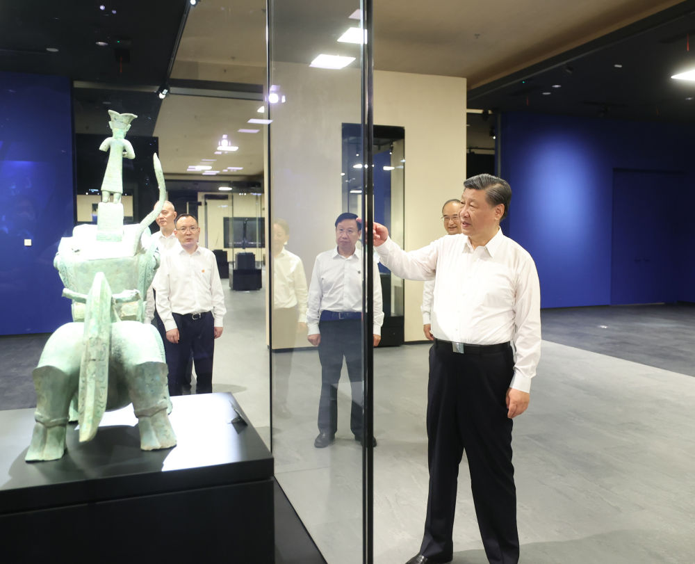 2023年7月26日，習(xí)近平總書記在四川省德陽市考察了三星堆博物館，了解當(dāng)?shù)貧v史文化遺址發(fā)掘研究、文物保護(hù)修復(fù)等情況。