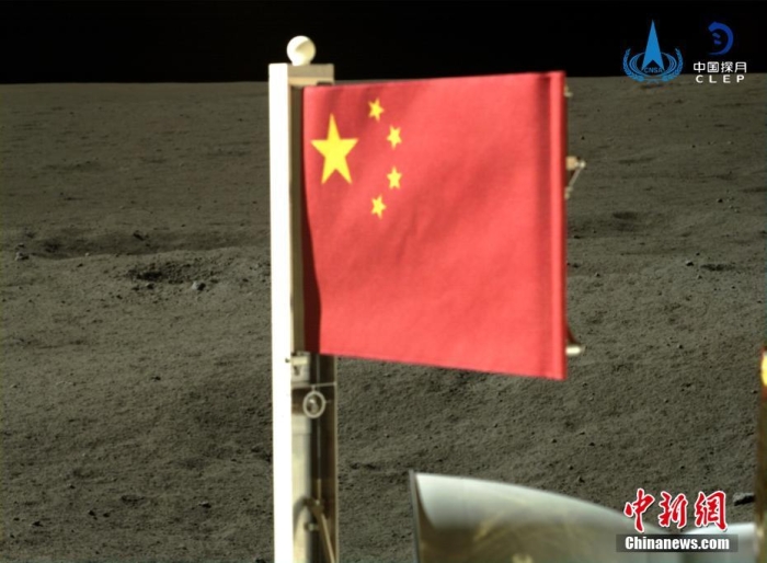 6月4日，中國國家航天局公布了嫦娥六號探測器在月球背面的五星紅旗展示影像。鮮艷的五星紅旗再次閃耀月球，這也是中國首次在月球背面獨(dú)立動態(tài)展示國旗。<a target='_blank' href='/'><p  align=