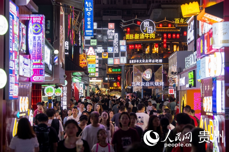 6月21日，貴陽，青云市集內(nèi)游人如織。人民網(wǎng)記者 翁奇羽攝