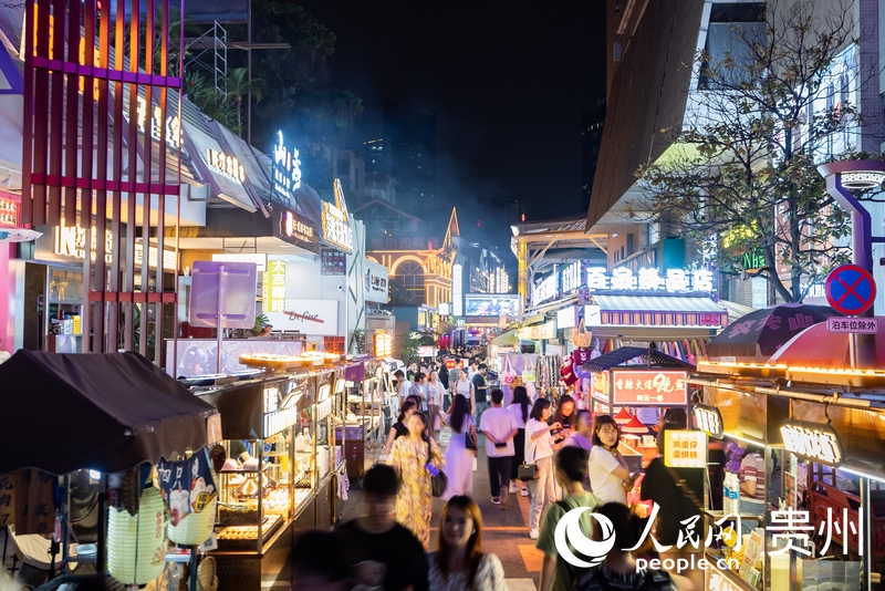 6月21日，夜幕下人頭攢動(dòng)的貴陽市太平路街區(qū)。人民網(wǎng)記者 涂敏攝