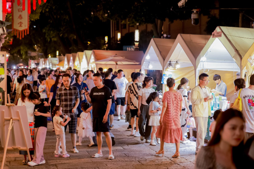 本屆中國大運(yùn)河廟會吸引不少市民游客前來參觀游玩。拱墅區(qū)委宣傳部供圖