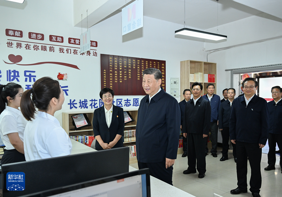 2024年6月19日下午，習近平在寧夏銀川市金鳳區(qū)長城花園社區(qū)黨群服務中心便民服務廳了解社區(qū)開展便民惠民服務等情況。新華社記者 謝環(huán)馳 攝
