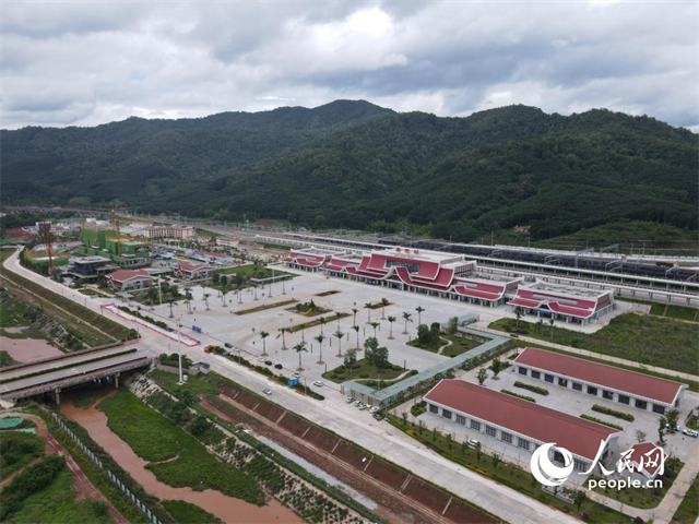 航拍云南磨憨口岸。 人民網(wǎng)記者 符皓攝