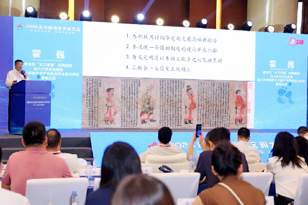 講好中華民族共同體故事，讓網(wǎng)絡(luò)“連心”更“聚心”