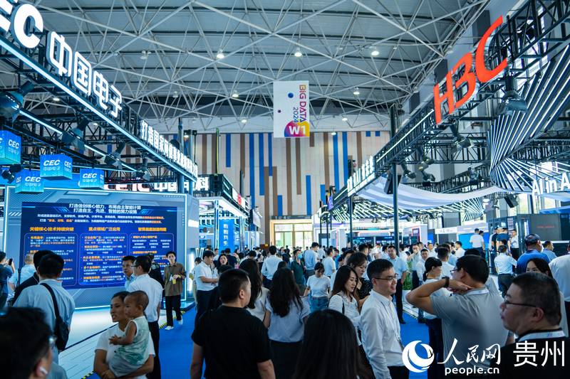 3、2024數(shù)博會(huì)共吸引400余家展商參展。人民網(wǎng) 陽茜攝.jpg