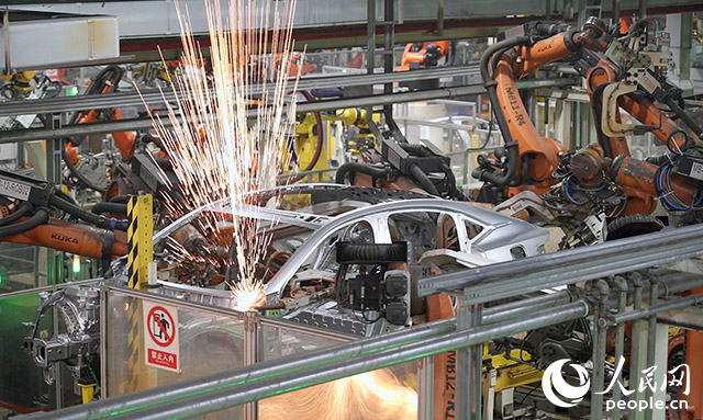 長(zhǎng)安汽車兩江工廠，機(jī)械臂正在工作。人民網(wǎng)記者 劉祎攝