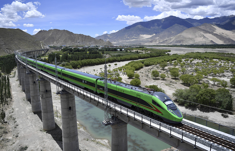 2022年6月22日，復(fù)興號列車行駛在西藏山南境內(nèi)。