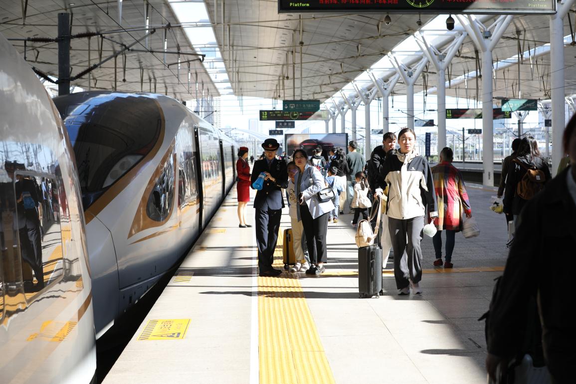旅客在站臺(tái)準(zhǔn)備乘車。受訪方供圖