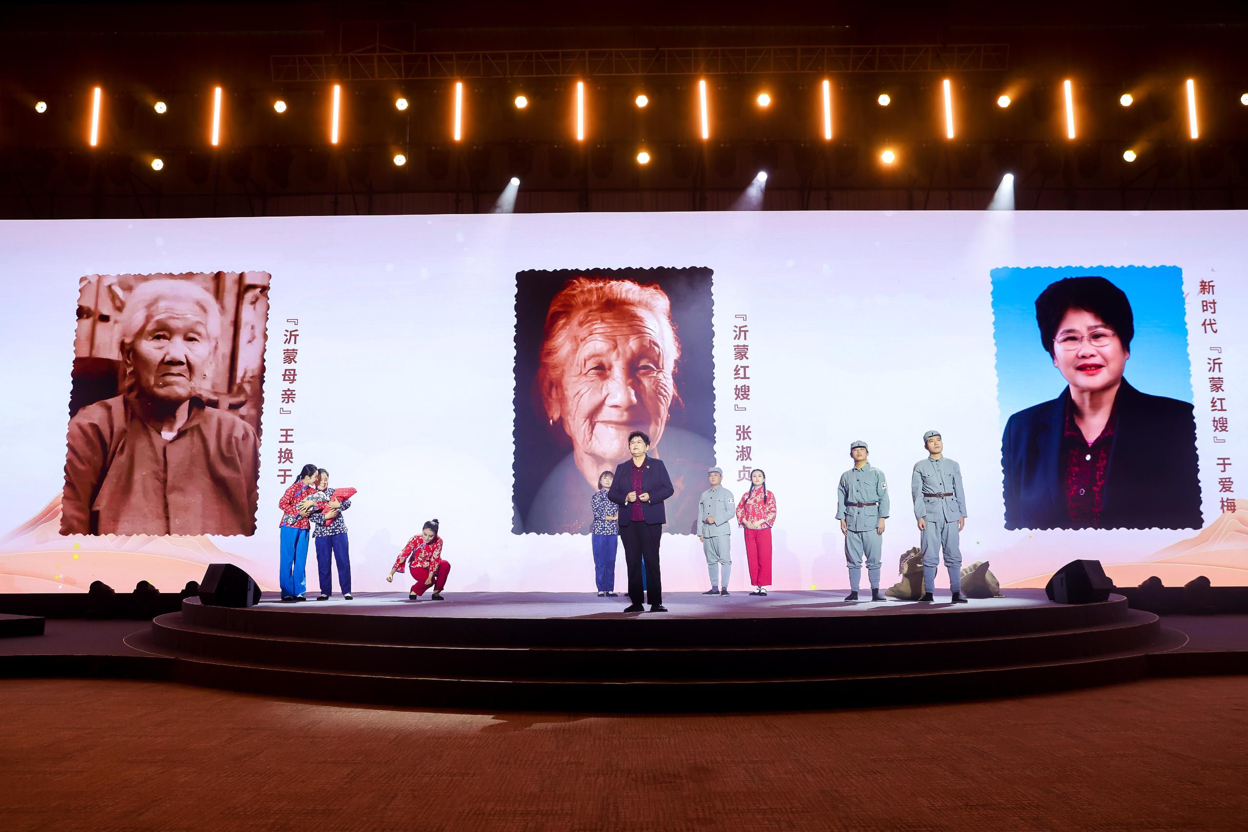 “何以中國(guó)·弦歌不輟”網(wǎng)絡(luò)主題活動(dòng)現(xiàn)場(chǎng)，于愛梅講述“沂蒙紅嫂”的故事。人民視頻供圖。