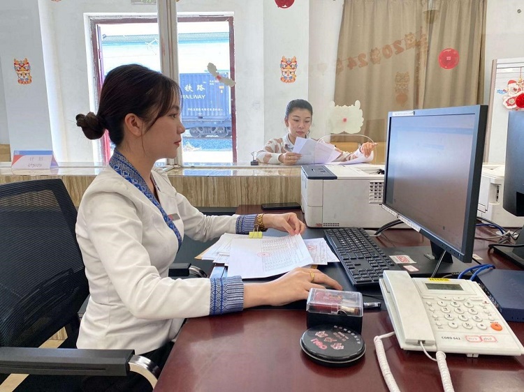 春節(jié)期間，中老鐵路員工堅(jiān)守崗位，保障鐵路運(yùn)行安全、暢通。李加勇攝