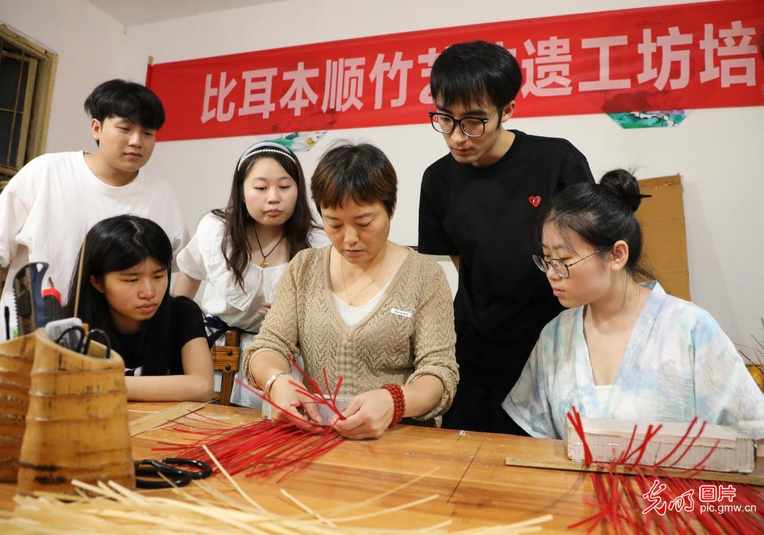 直播助農(nóng)、健康義診、扮靚街巷……青年學子暑期返鄉(xiāng)服務桑梓