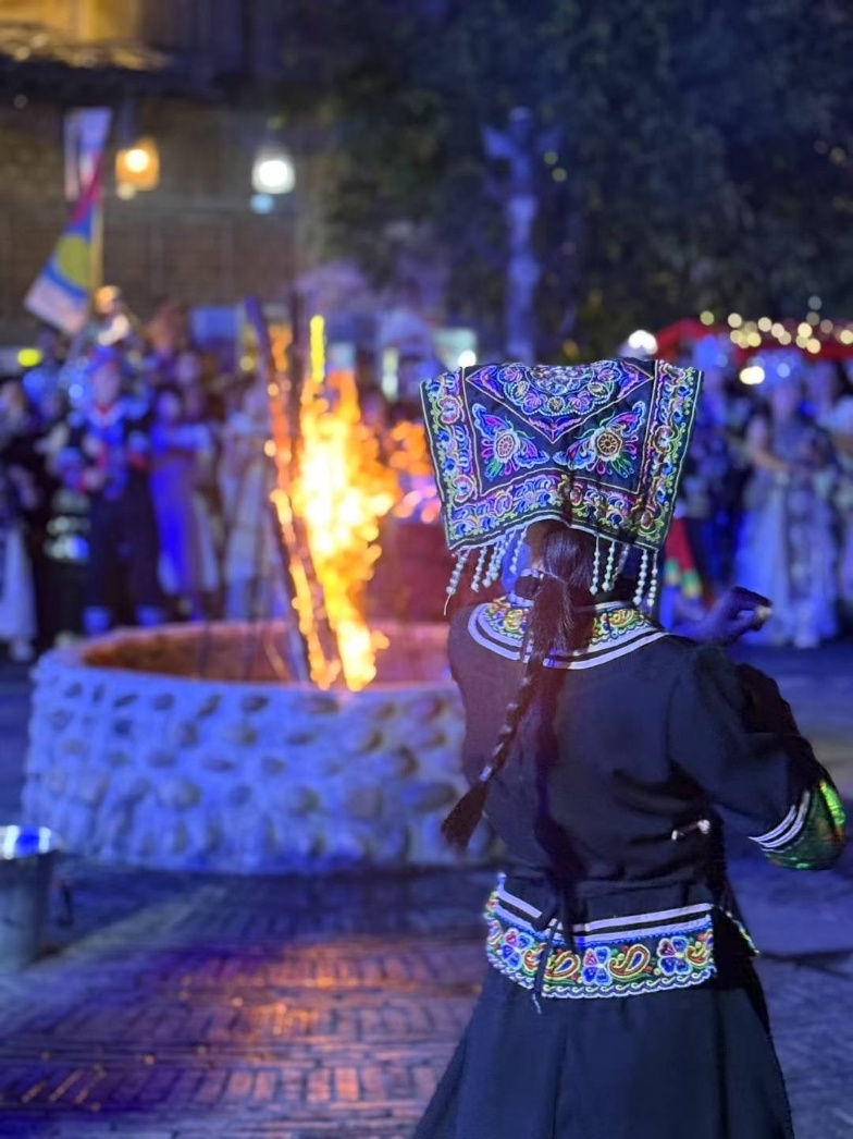 2025年7月，貴州烏江寨“萬人打跳夜”現(xiàn)場。受訪者供圖