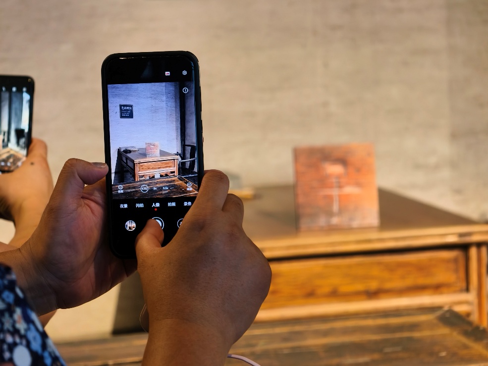 2025年7月15日，暑期研學(xué)團小朋友在浙江省紹興市三味書屋拍攝魯迅讀書座位及課桌上的“早”字。受訪者供圖