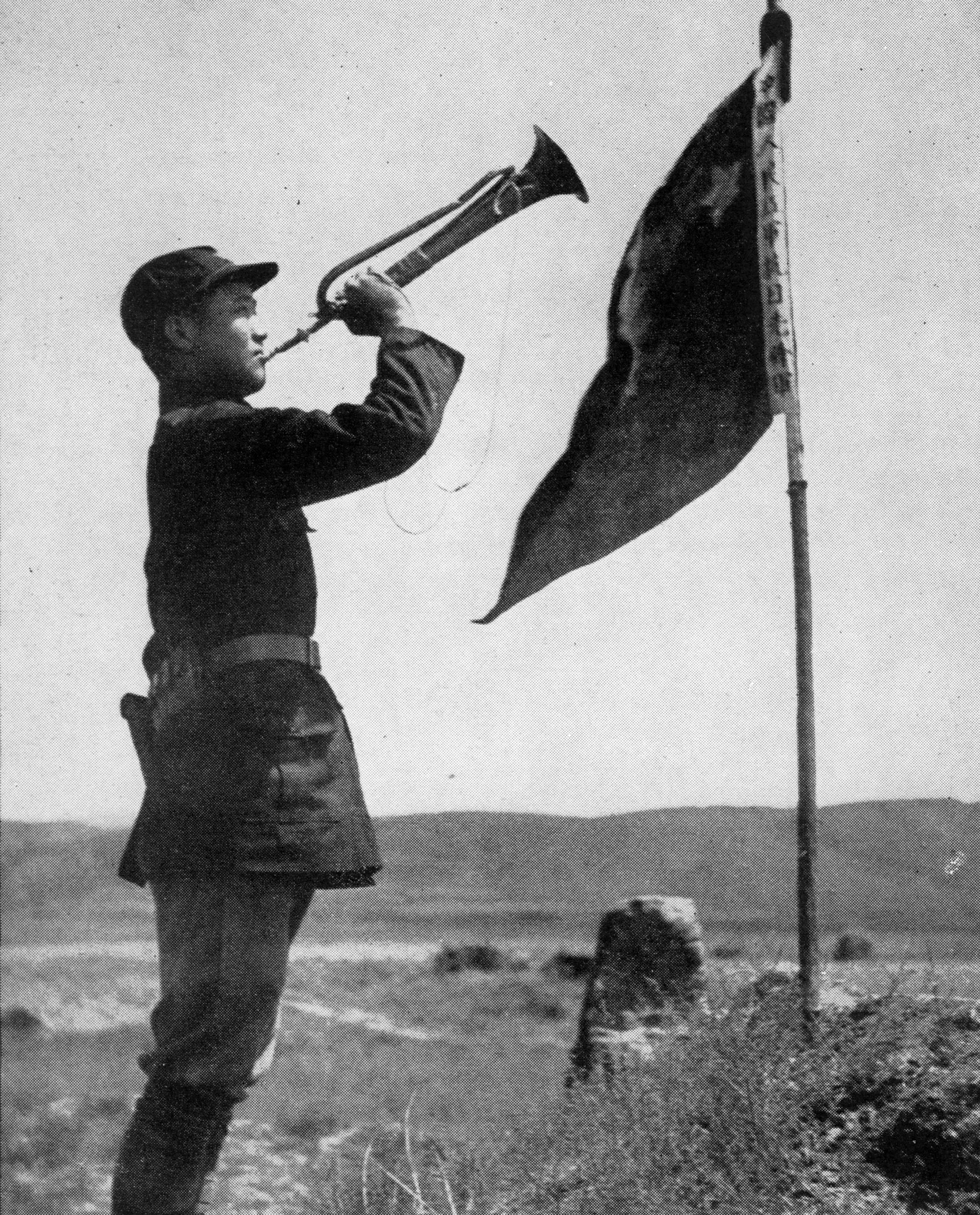 斯諾在預(yù)旺堡拍攝的紅軍司號員，他身邊的旗子上寫著“中國人民紅軍抗日先鋒隊”。