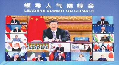 2021年4月22日晚，應(yīng)美國(guó)總統(tǒng)拜登邀請(qǐng)，國(guó)家主席習(xí)近平在北京以視頻方式出席領(lǐng)導(dǎo)人氣候峰會(huì)，并發(fā)表題為《共同構(gòu)建人與自然生命共同體》的重要講話。新華社記者 李 響攝