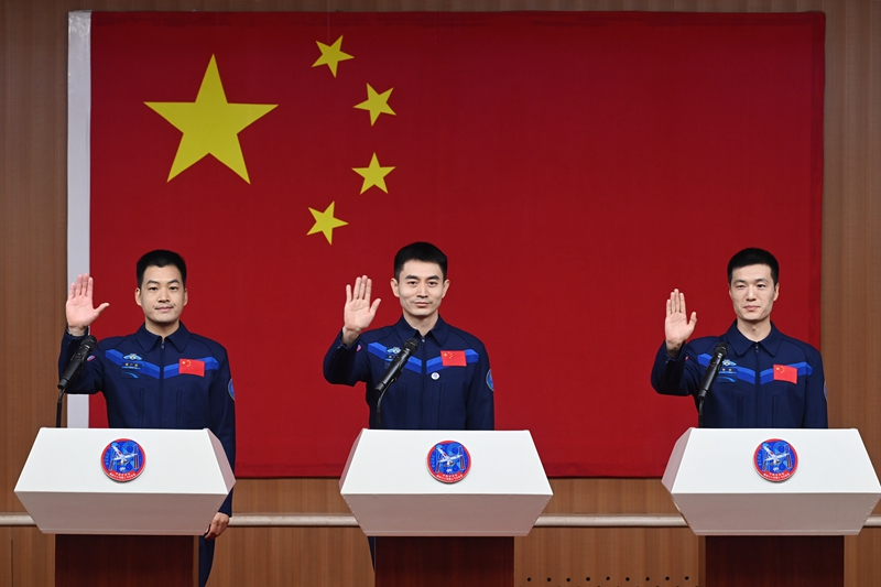 2024年月24日，神舟十八號(hào)載人飛行任務(wù)航天員葉光富（中）、李聰（右）、李廣蘇在酒泉衛(wèi)星發(fā)射中心問天閣與媒體記者集體見面。