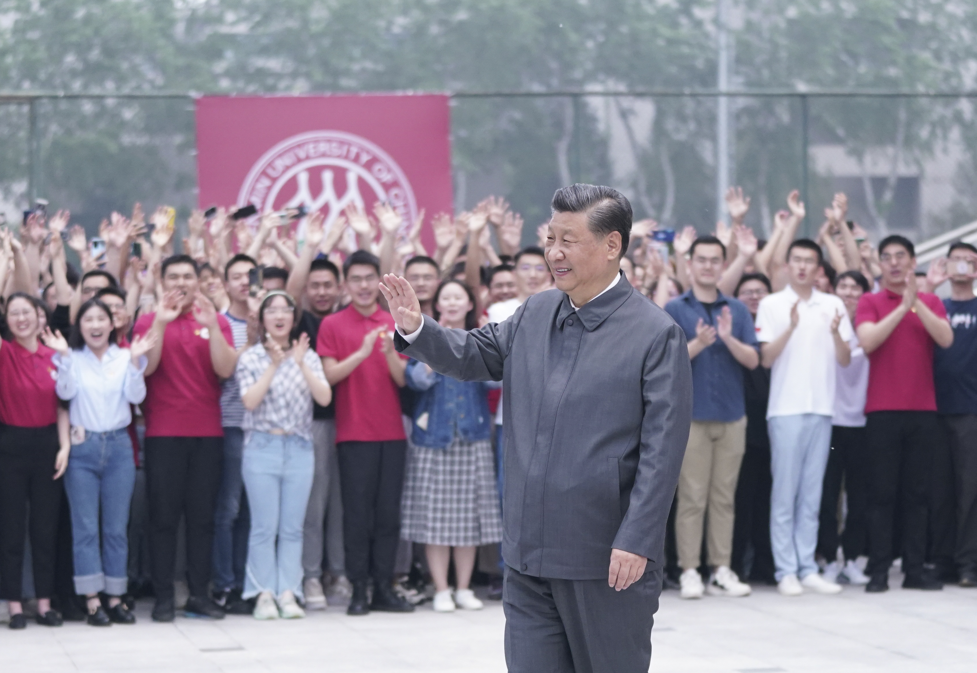 2022年4月25日，習近平總書記來到中國人民大學考察調(diào)研。這是習近平向師生們揮手致意。