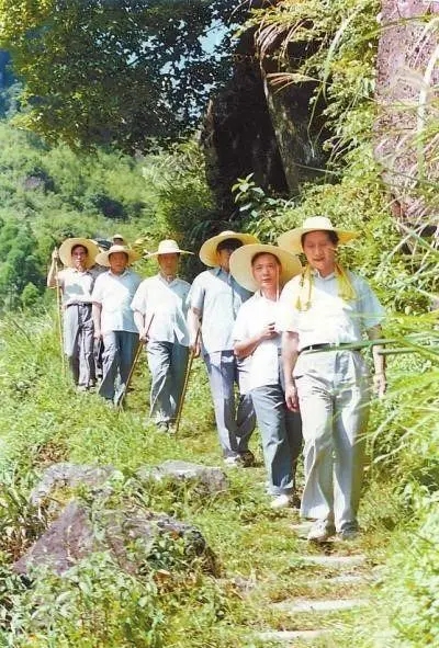 1989年7月，習(xí)近平在壽寧縣山村。