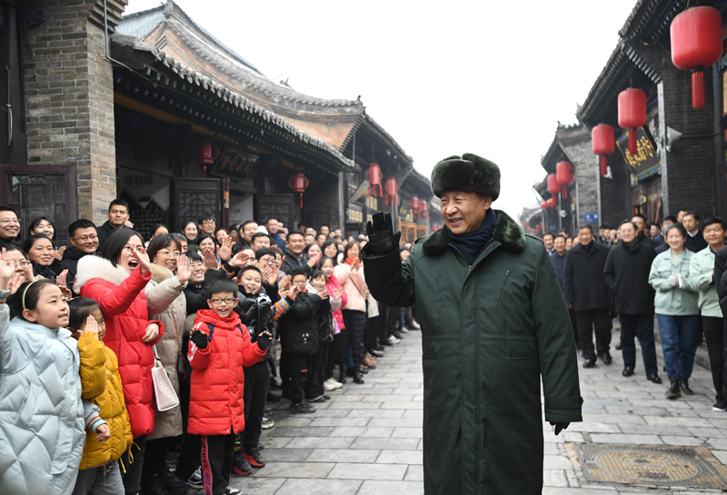 2022年1月27日，習(xí)近平總書記在平遙古城向現(xiàn)場(chǎng)群眾揮手致意。